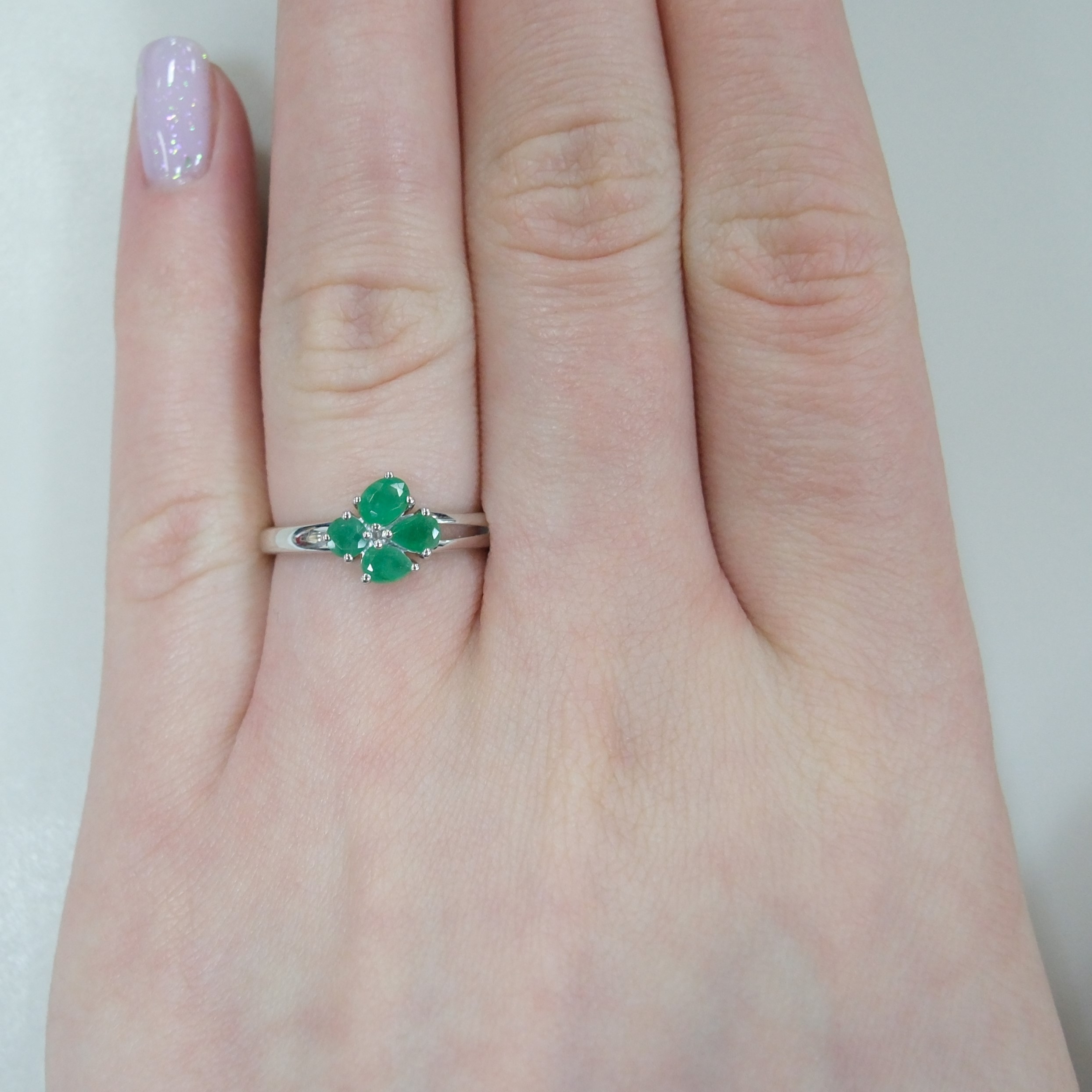 Серебряное кольцо с изумрудами "Цветок"